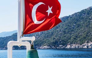 Türkische-Flagge auf Schiff
