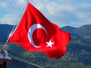 Türkische Flagge vor ländlicher Umgebung