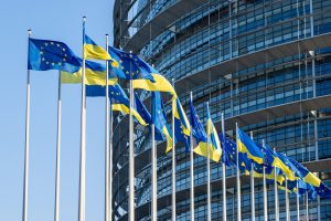 Ukraine und EU Flaggen vor Gebäude