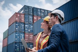 zwei Logistiker am Containerhafen